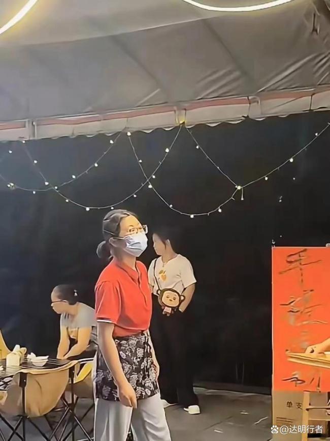 “扁擔(dān)女孩”劉燕的成績引關(guān)注 擔(dān)當(dāng)比分?jǐn)?shù)更耀眼