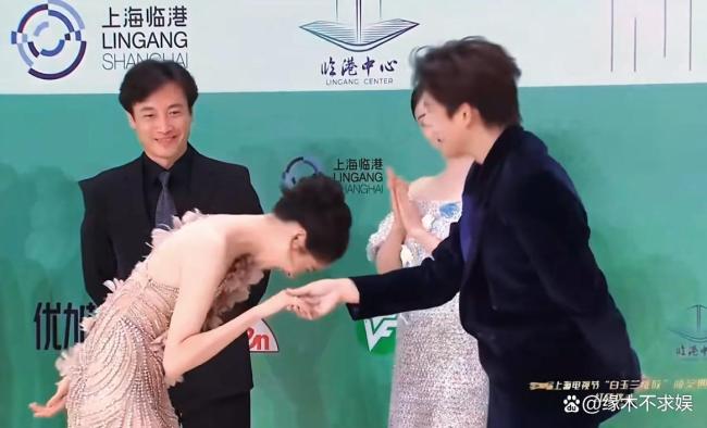 关晓彤王安宇白玉兰红毯跳交际舞 互动暧昧宛如婚礼
