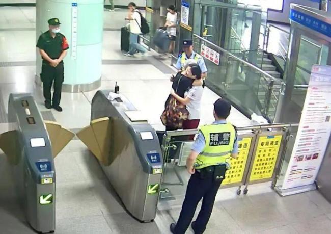 老人突發(fā)呼吸困難 一張白紙化險(xiǎn)為夷 地鐵站暖心救援