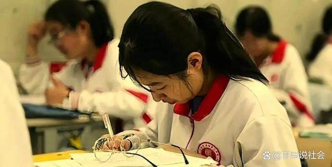 高考724分女生：平时数学也常满分，裸眼女状元逆袭成功