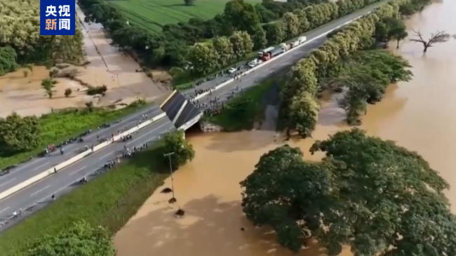 委內瑞拉暴雨引發洪水 造成道路橋梁垮塌
