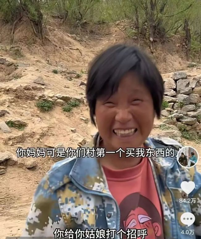 27岁女孩乡村卖货获百万粉丝，不少网友通过她的镜头看到家乡亲人
