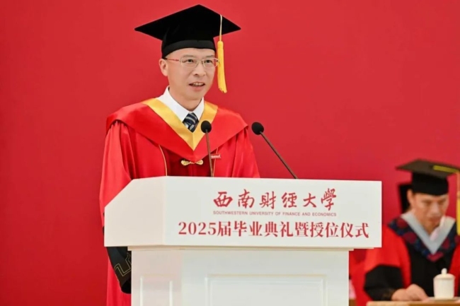27位大學(xué)校長(zhǎng)的畢業(yè)寄語(yǔ) 青春?jiǎn)⒑叫抡鞒?/></p><p>西南科技大學(xué)校長(zhǎng)祝效華寄語(yǔ)學(xué)生們立大志、明大德,、成大才,、擔(dān)大任。希望大家懷有凌云之志,，在時(shí)代滄海中矗立如山脊梁,；守清氣滿乾坤之風(fēng)骨，在信息洪流中持澄澈之心,；持千淘萬(wàn)漉雖辛苦之堅(jiān)韌,，在平凡崗位鍛造非凡；踐豈因禍福避趨之之勇毅，在危機(jī)中育新機(jī),、于變局中開(kāi)新局,。愿大家腳踏山河，心守明月,，手創(chuàng)未來(lái),，身披榮光。</p><p class=