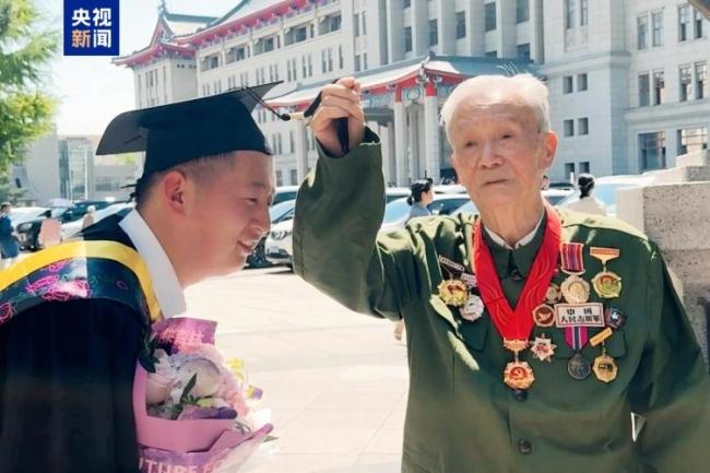 95歲志愿軍爺爺為“孫子”撥穗