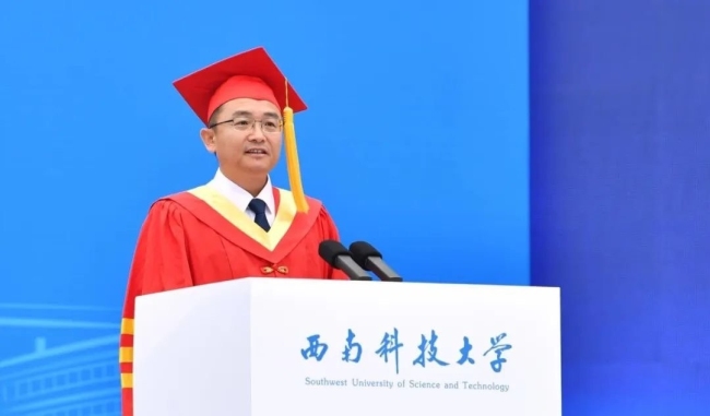 27位大學(xué)校長(zhǎng)的畢業(yè)寄語(yǔ) 青春?jiǎn)⒑叫抡鞒?/></p><p>成都信息工程大學(xué)校長(zhǎng)何建新回顧了2025屆畢業(yè)生在校時(shí)光,，指出他們是祖國(guó)發(fā)展的見(jiàn)證者,，更是母校進(jìn)步的親歷者。希望同學(xué)們以定力為錨,，在風(fēng)雨洗禮中淬煉精神筋骨,；以自信為帆，在技術(shù)洪流中勇往直前,；以篤行為楫,，在文明長(zhǎng)河中書寫答案。將所學(xué)所思帶入廣闊天地,，在行動(dòng)中扎根,、在服務(wù)中成長(zhǎng)。</p>
            </div>
            <!-- /qudao/etc/endpage/ep_pagetop.shtml Start -->
<div   id=