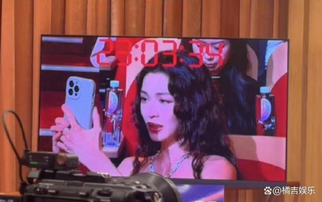 宋佳获奖闫妮送了她一朵棉花 真挚友情温暖人心