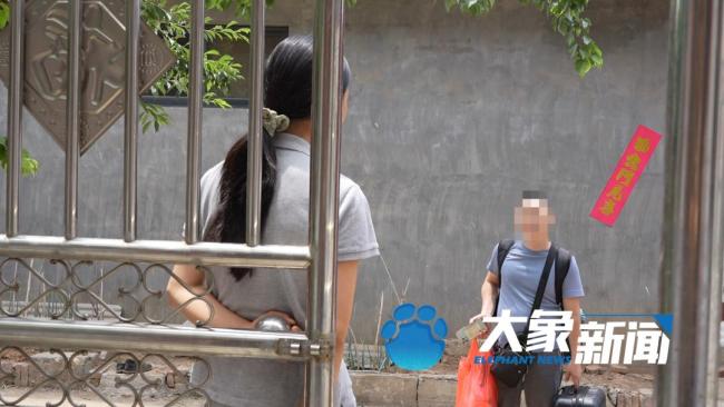 27岁女生乡村卖货走红 本人回应 卖菜西施的朴实与坚强