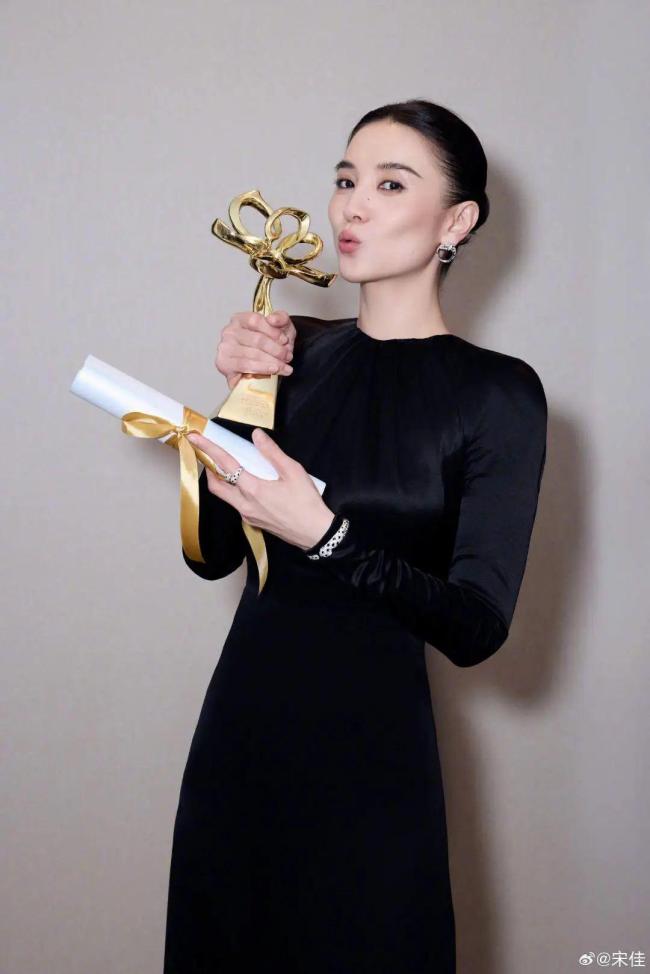 宋佳獲獎(jiǎng)后發(fā)文：恭喜1米73大美女 親吻獎(jiǎng)杯慶祝視后桂冠