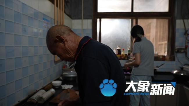 27岁女生乡村卖货走红 本人回应 卖菜西施的朴实与坚强