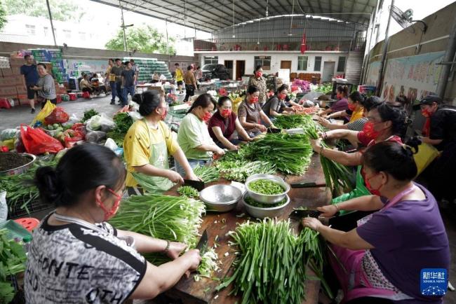 榕江村民帶菜刀集合為救援人員做飯 齊心協(xié)力暖人心