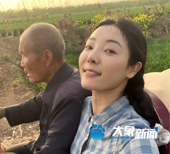27岁女生乡村卖货走红 本人回应 卖菜西施的朴实与坚强