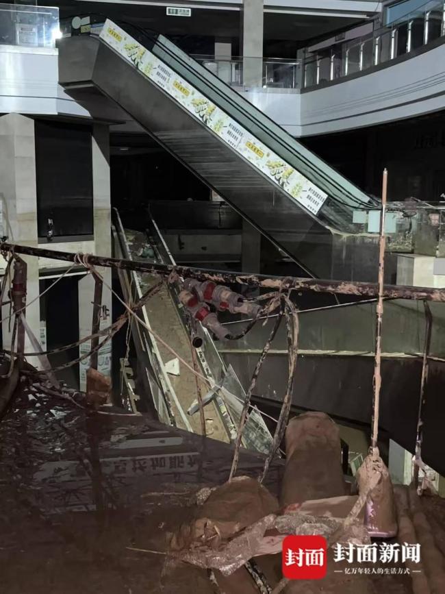 榕江一汽车城被淹有店主损失几百万 全城清污重建家园