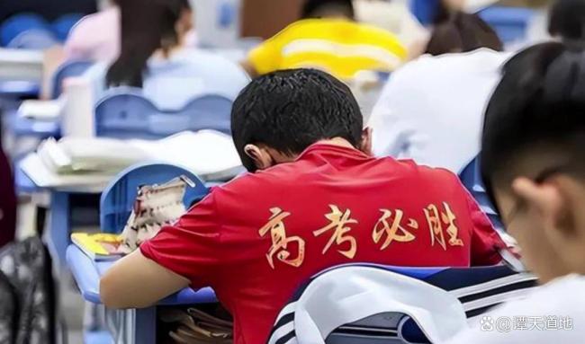 男生高考700分仍逃不過班主任批評(píng) 高標(biāo)準(zhǔn)的愛與期待