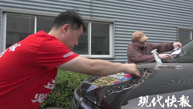 蘇超鹽城球迷自發(fā)組建“愛心車隊(duì)” 免費(fèi)接送展現(xiàn)城市熱情