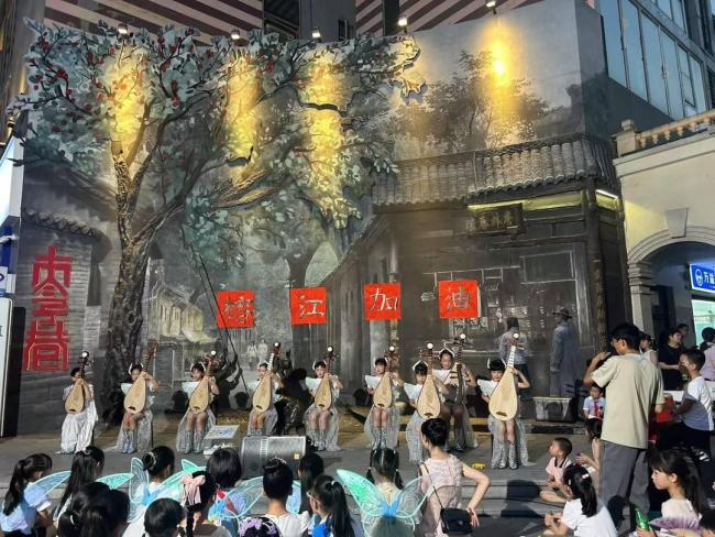 成都街頭小學(xué)生義演為榕江募捐 愛(ài)心匯聚力量