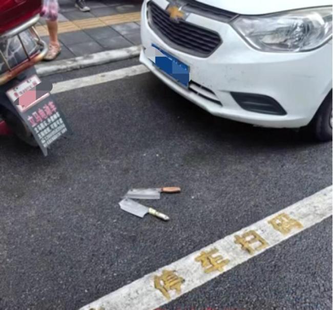 兩把菜刀從天而降 警方已介入 高空拋物險釀禍
