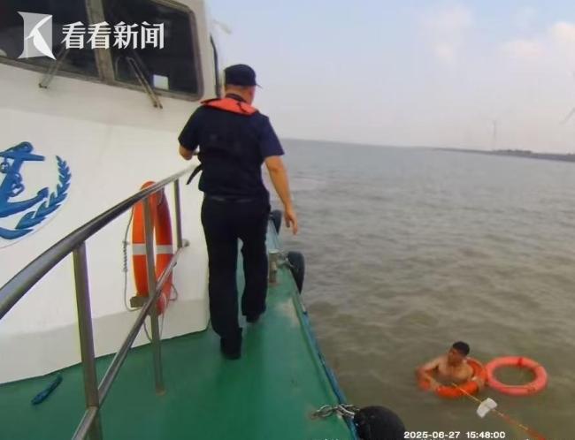 崇明海事局救回急流落水游客 15分鐘展現(xiàn)中國速度
