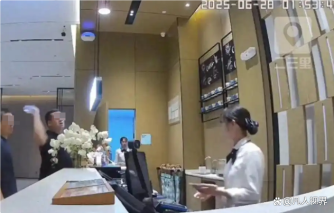 男子不付押金借傘被拒砸傷酒店前臺