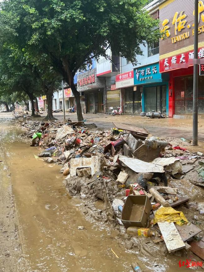 榕江二次洪水過后又開始清理淤泥了 災(zāi)后重建持續(xù)進(jìn)行