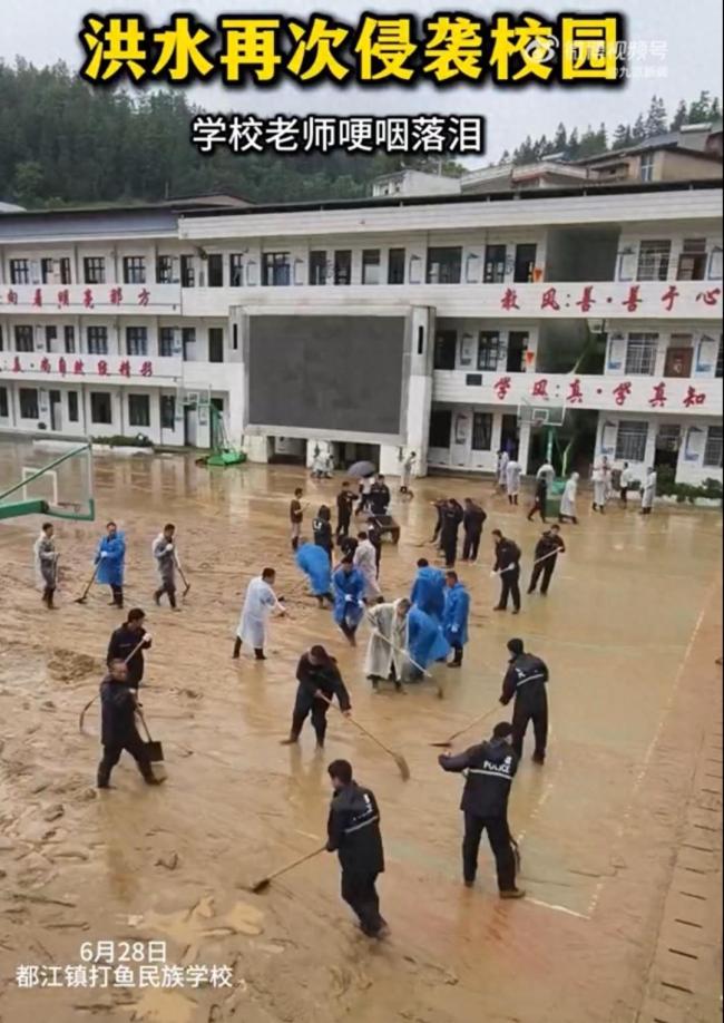 貴州一小學(xué)遭洪水3次侵襲