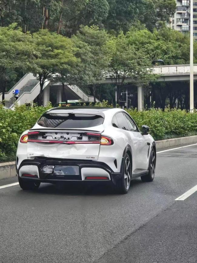 小米YU7上市后首撞 試駕車遭遇追尾