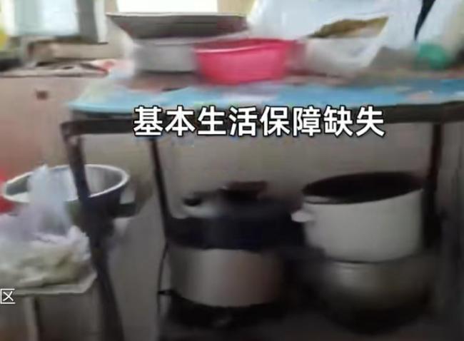 带3名幼童外出女子因低血糖晕倒 贫穷中的“体面”之痛