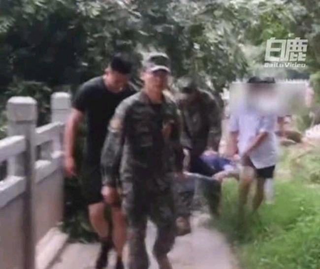 小学生找来武警战士救人后续 小英雄与大爱官兵