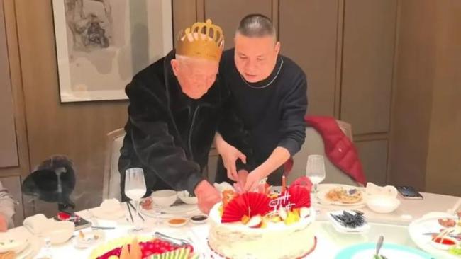 63歲兒子帶103歲養(yǎng)父周游全國