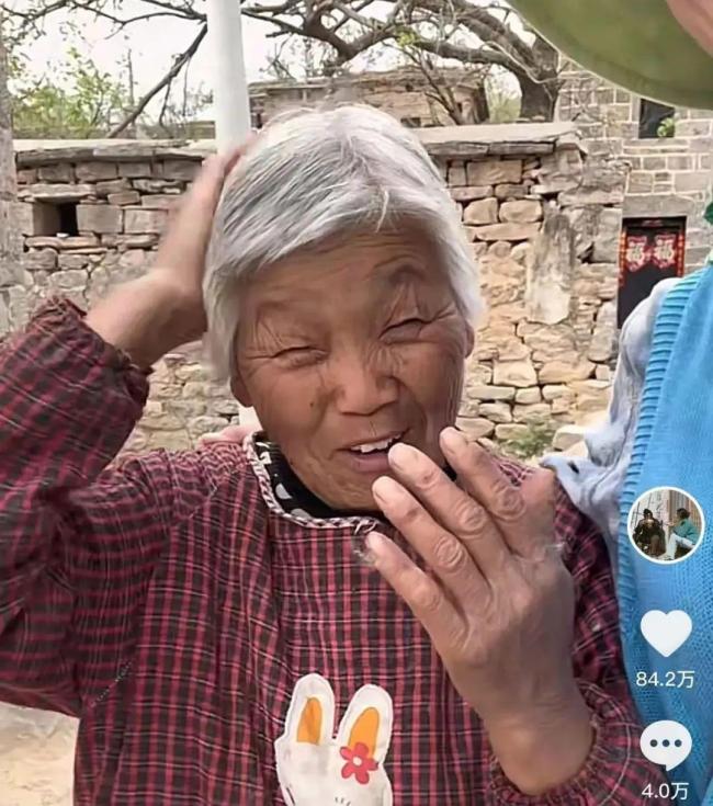 98年姑娘李福貴鄉(xiāng)村賣貨走紅 全村人的牽掛