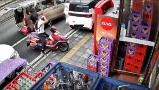 貴陽(yáng)有人高空拋兩把菜刀險(xiǎn)砸路人 警方介入調(diào)查