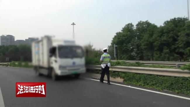 北京網(wǎng)紅交警查違章，“粉絲”也得先罰后合影 貨車司機(jī)態(tài)度各異
