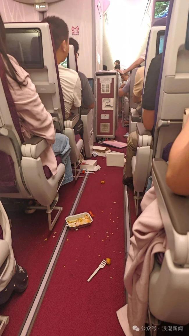 航司回應(yīng)航班突然下墜食物散落一地