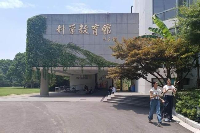 客服回应婴儿展馆内喝奶被赶出 文明观展与人情味之争