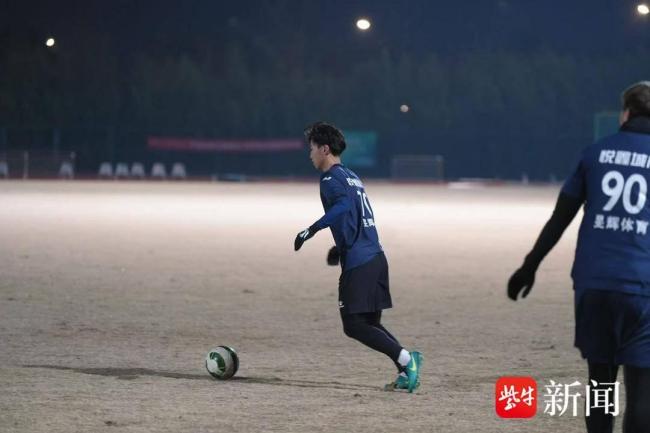 苏超首位“服务员”代表盐城亮相