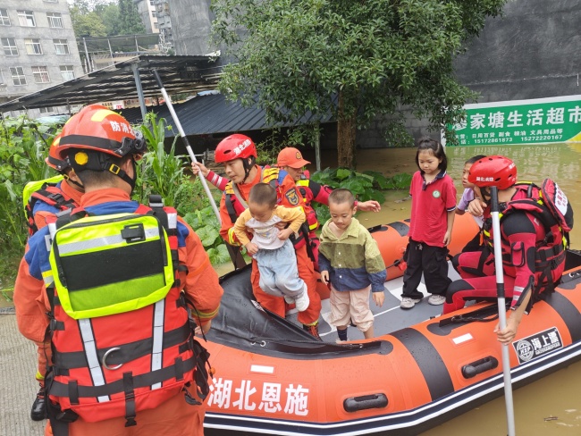 湖北咸豐縣部分街道被淹,，部分區(qū)域水深超過2.5米