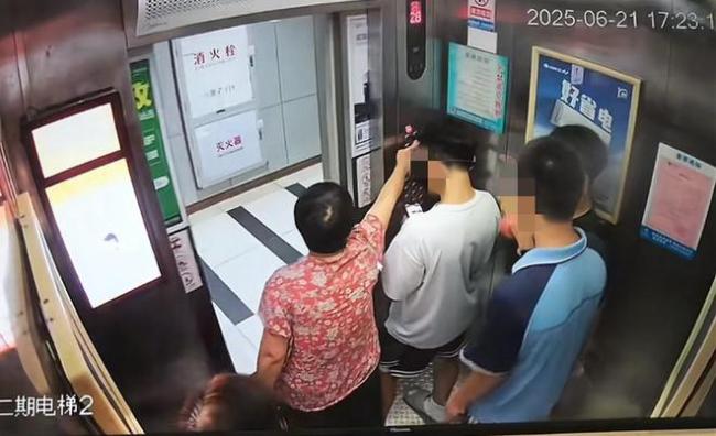 大妈抢行致小伙手机掉入电梯缝隙 年轻小伙碰瓷老年人？