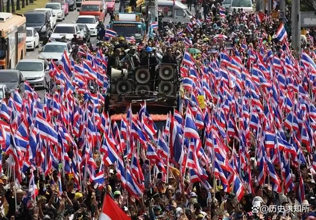 泰国曼谷爆发游行 三重危机点燃民众怒火