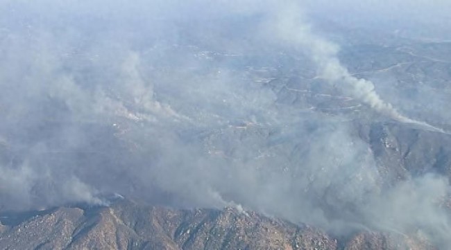 美加州山火持续蔓延 火势仅控制10%，当地民众撤离