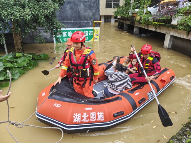 湖北咸丰县部分街道被淹，部分区域水深超过2.5米