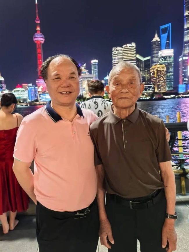63岁儿子陪养父游全国 孝心铺就万里旅程