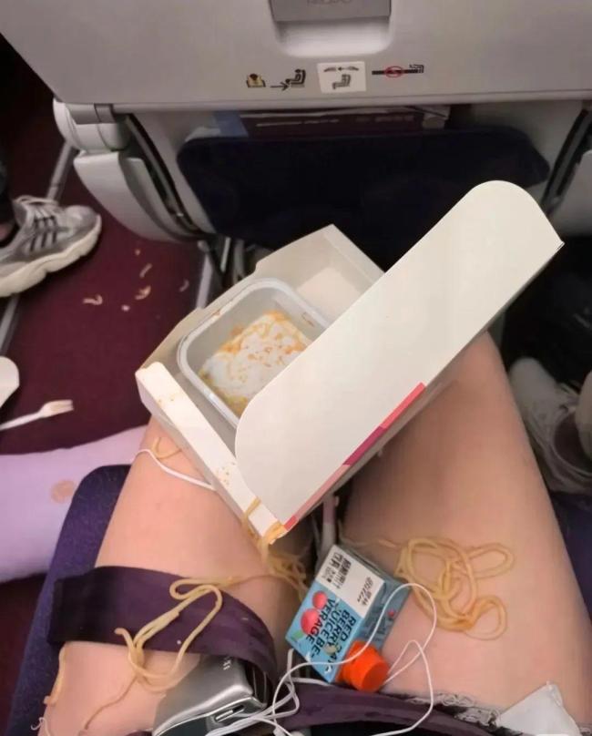 航司回应航班突然下坠食物掉一地 乘客经历惊魂时刻