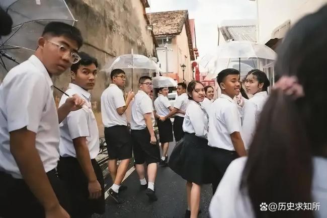 泰国曼谷爆发游行 三重危机点燃民众怒火