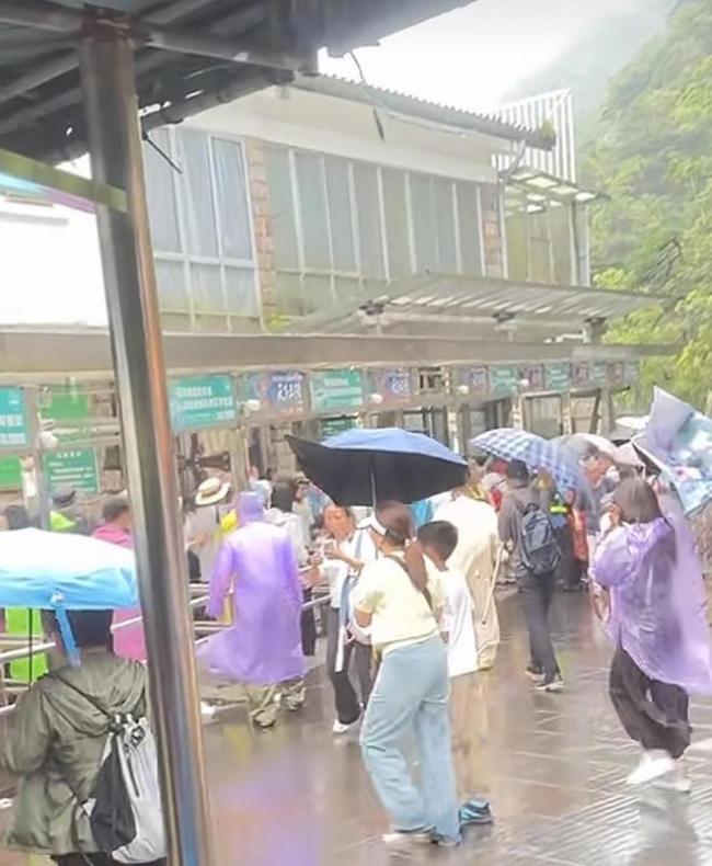 景区回应雷雨致大批游客滞留 管理服务受质疑