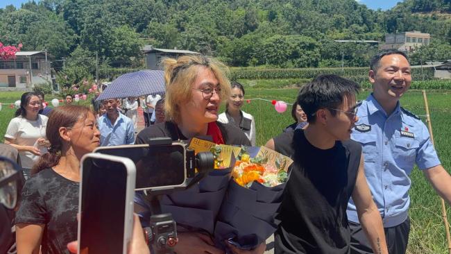 2歲男孩失蹤28年被找到 父母全國尋子終團(tuán)圓 一家人相擁痛哭