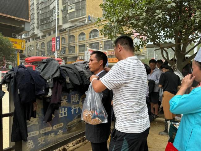 榕江商户甩卖泡水鞋拒绝爱心网购 自救行动引发关注