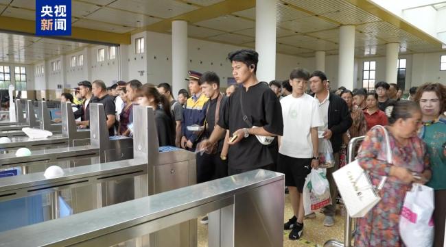 新疆首次开行经格库铁路进出疆列车 南疆出行新选择