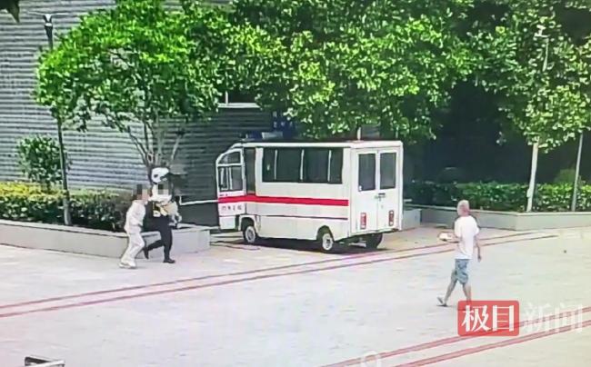 交警抱着受伤男孩狂奔至医院：有叔叔在，别怕