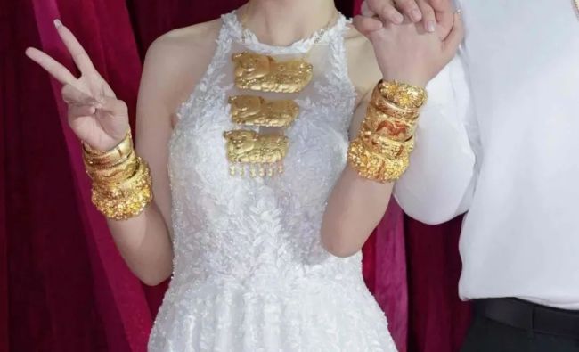 金價太高 年輕人吐槽結(jié)不起婚：有人租三金,，有人買假黃金結(jié)婚