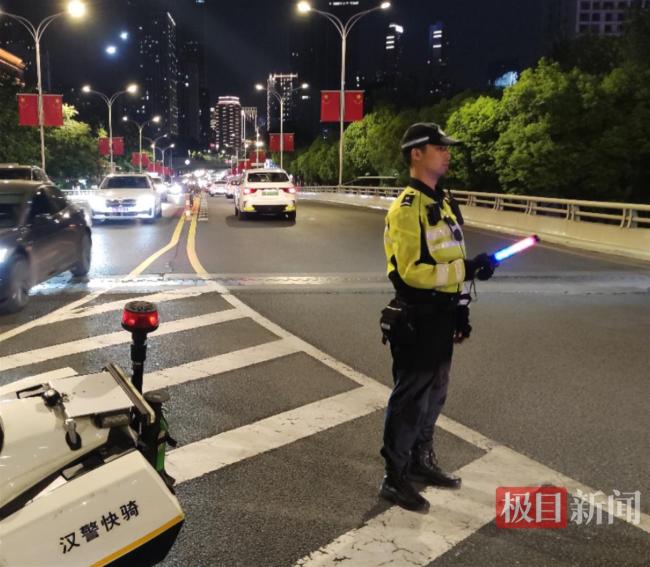 交警抱著受傷男孩狂奔至醫(yī)院：有叔叔在,，別怕