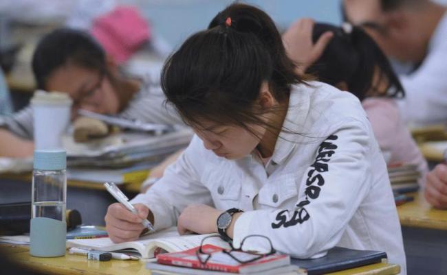 资助的小孩高考考了一百多名 复读的难题与选择